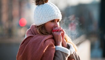 Eine Frau die gesund durch den Winter geht da sie ein starkes Immunsystem hat