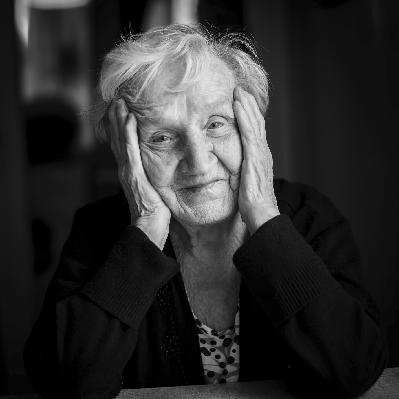 Ältere Dame mit vielen Tipps Tricks bei Krankheiten lächelt in die Kamera.